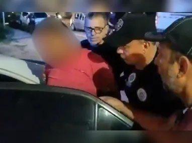 Imagens mostram a clínica sendo incendiada e um dos suspeitos fugindo do local