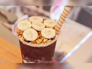 Os tiros atingiram, além das vítimas, um veículo que estava estacionado na rua