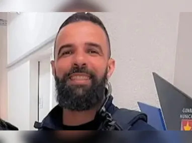 Durante as buscas na oficina, foram localizados dois veículos pertencentes a vítimas dos crimes investigados e diversos veículos em avançado estado de deterioração, além de peças e sucatas