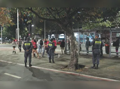 Garoto chega na escola com o ventilador para a sala de aula