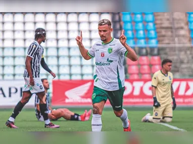 João Paulo comemora, ao lado de Gustavo Tonoli, o primeiro dos dois gols que marcou contra o Forte