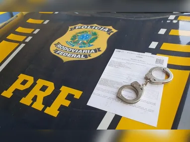 Imagem ilustrativa da imagem Procurado por crime de incêndio é preso pela PRF em ônibus de viagem em Guarapari