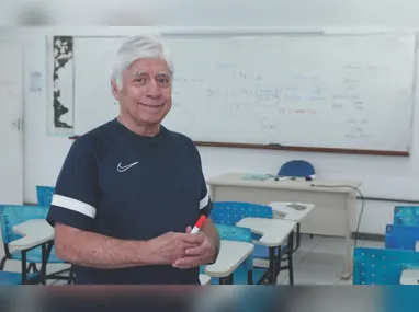 Alunos durante uma partida de futebol entre robôs:  disputa simula um jogo entre humanos