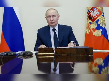 Pete Hegseth, secretário de Defesa dos EUA, ao lado de Donald Trump