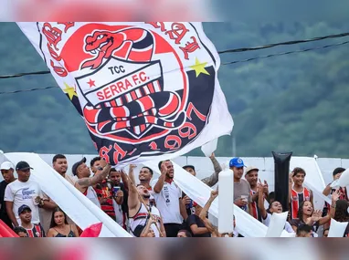 Alan Muzi, supervisor do Porto Vitória, Léo Casula e Ervinio Ferreira, com o troféu do Campeonato Capixaba