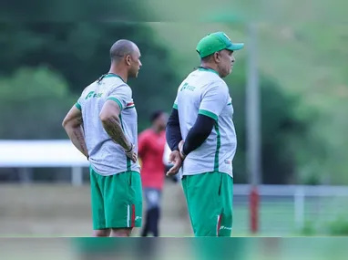 Jogadores de Real Noroeste e Tombense disputam a bola