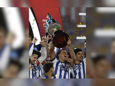 Aline Gomes marca o gol do título