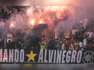 Cuello comemora seu gol, o segundo do Atlético na partida