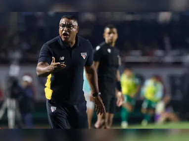 Lateral-esquerdo Marlon sofreu uma fratura no maléolo fibular na última quinta-feira em jogo que o Grêmio derrotou o Vitória por 2 a 0