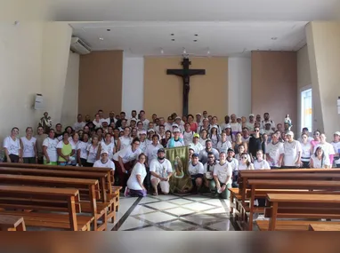 “Dizem” é uma composição autoral escrita originalmente em espanhol por Yelitza Cintron e Onis Rodríguez, lançada no álbum ao vivo “Tu Habitación”.