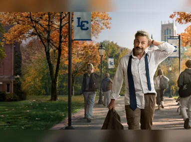 Wagner Moura posa na sala de imprensa com o prêmio de melhor ator em filme dramático por "O Agente Secreto" durante a 83ª edição do Globo de Ouro