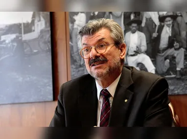 Professor desaparecido ao lado da mãe e do policial rodoviário que fez identificação