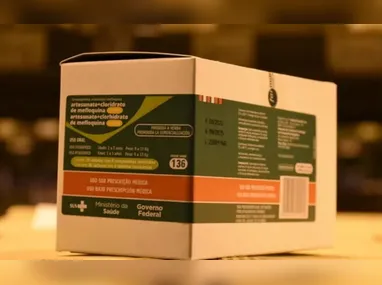 Jovem com excesso de peso faz atividade física ao ar livre