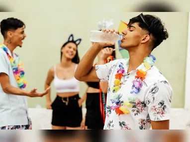 Imagem ilustrativa da imagem Saiba como ajudar uma pessoa que passa mal em blocos e festas de Carnaval