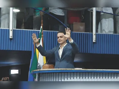 Lindbergh Farias afirma que o ex-deputado tem exercido pressão estrangeira contra autoridades brasileiras