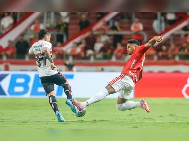 Alex Telles comemora seu gol durante a partida