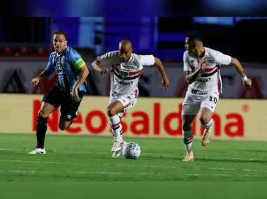 Jogadores do Fluminense comemoram gol do argentino Lucho Acosta