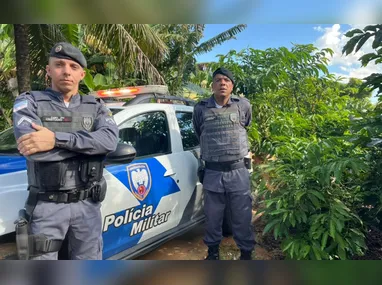 Alciro, Antônio Carlos e José Aires observam nova variedade de banana lançada em Alfredo Chaves