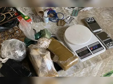 Motocicleta e droga foram apreendidas pela Guarda de Vitória