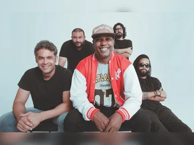 Wagner Moura posa na sala de imprensa com o prêmio de melhor ator em filme dramático por "O Agente Secreto" durante a 83ª edição do Globo de Ouro