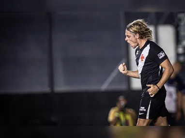 O meia Lucas Paquetá e o atacante Pedro durante treinamento no Ninho do Urubu