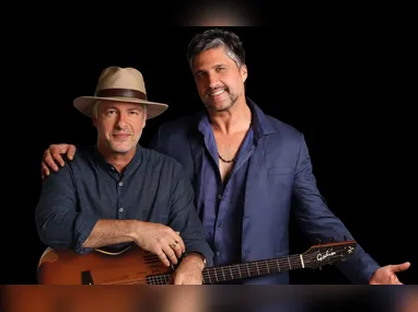 Edgar Oliveira (ao centro) brinda com Harthur Helmer e Eduarda Rezende