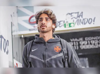 Jogadores de Vitória e Vilavelhense disputam a bola durante jogo-treino