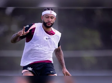 Jogadores do Japão comemoram a vitória por 1 a 0 na partida amistosa contra a Inglaterra realizada no Estádio Wembley, em Londres, na Inglaterra, nesta terça-feira (31)