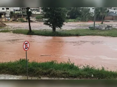 Cachoeira da Fumaça com queda d'água intensa e acima do normal