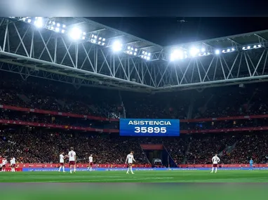 Jogadores de Internacional e São Paulo disputam a bola