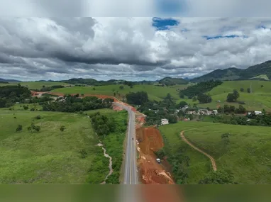 Cinco pessoas estariam envolvidas na ocorrência: duas em um veículo prata, duas em um veículo vermelho e o condutor da motocicleta.