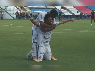 Carlos Vitor, do Vitória, encobre o goleiro Rafael Mariano, do Porto