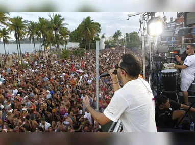 Imagem ilustrativa da imagem Trio elétrico volta a animar Camburi e arrasta multidão