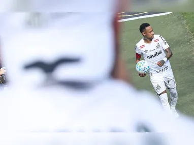 Neymar treina com a bola