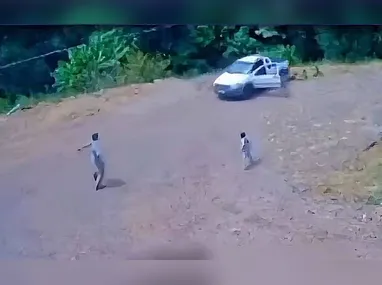 Imagem ilustrativa da imagem VÍDEO | Gêmeos de 6 anos soltam freio de mão e carro cai em ribanceira no Paraná