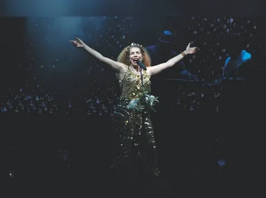 A cantora Vanessa da Mata encantou o público em noite de abertura