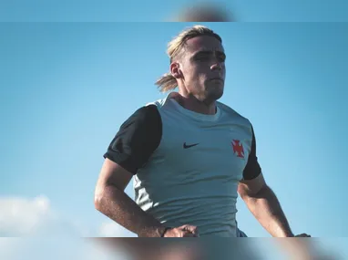 Renato conversa com elenco