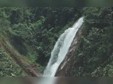 Um vídeo mostra que o barranco da lateral da rodovia sofreu um deslizamento, o que está causando o cedimento do asfalto.