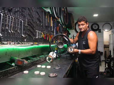 Lontra ficou presa dentro da estrutura onde ficavam as galinhas