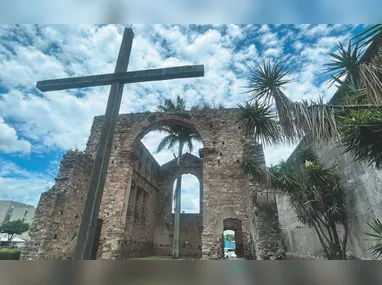 O acesso à vegetação é restrito, mas crianças e adultos podem aproveitar o passeio com tranquilidade e se banhar nas águas cristalinas.