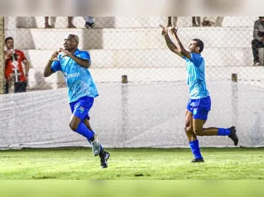 Jogadores do Serra comemoram o gol da vitória sobre o Porto