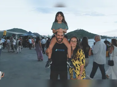 Matheus Henrique e Ana Carolina do Nascimento com Helena: atropelamento aconteceu no calçadão