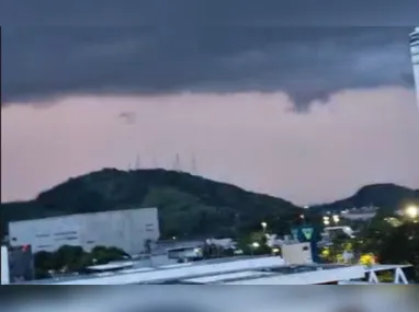 Imagem ilustrativa da imagem Vitória registra mais de 2 mil raios durante tempestade na última terça