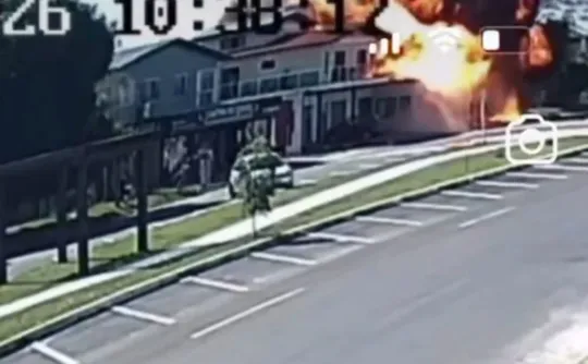 Imagem ilustrativa da imagem Avião que caiu sobre restaurante no RS deixou quatro mortos. Veja momento da queda