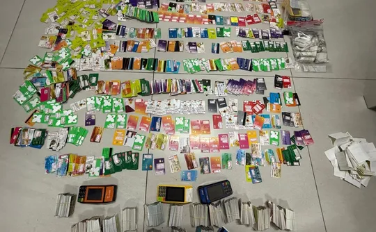 Imagem ilustrativa da imagem Casal é preso em condomínio de luxo com quase 2 mil cartões de alimentação no ES