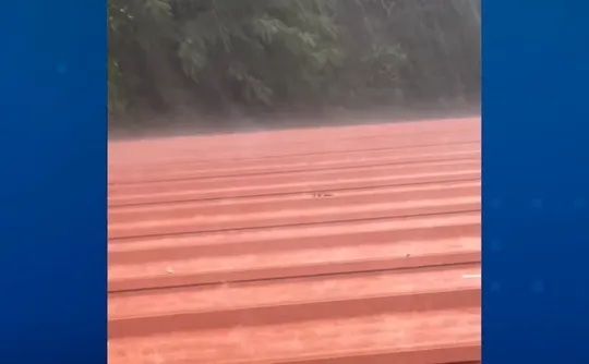 Imagem ilustrativa da imagem Chuva forte com granizo derruba árvores e provoca transtornos em cidades do ES