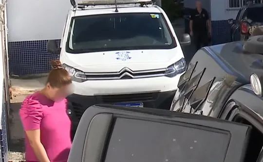 Imagem ilustrativa da imagem Doméstica é presa em flagrante por furto em residência na Mata da Praia