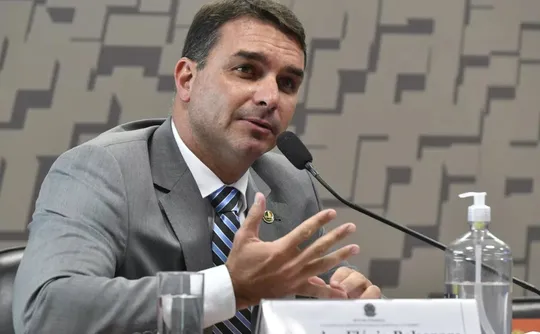 Imagem ilustrativa da imagem Flávio Bolsonaro quer discussão por reforma trabalhista e mudanças na Previdência