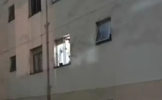 Imagem ilustrativa da imagem Mulher pula de prédio com filha de 2 anos para fugir de agressões do marido em SP