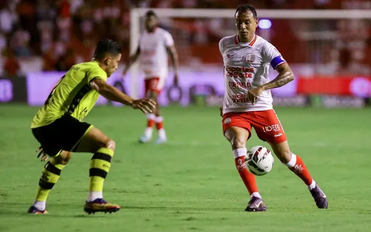 Imagem ilustrativa da imagem Náutico perde pênalti, sofre goleada do São Bernardo e sai vaiado dos Aflitos